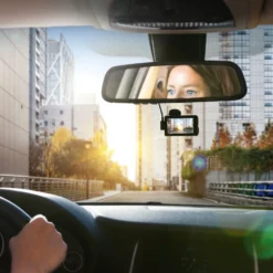Garmin Dash Cam X210 Quad HD-bilkamera med skärm