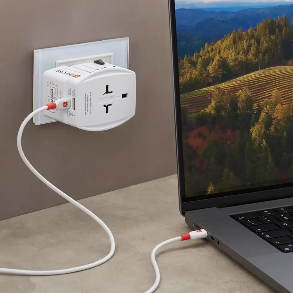 Skross Ojordad reseadapter Universal med USB PD 65W