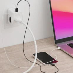 Skross Ojordad reseadapter Universal med USB PD 65W
