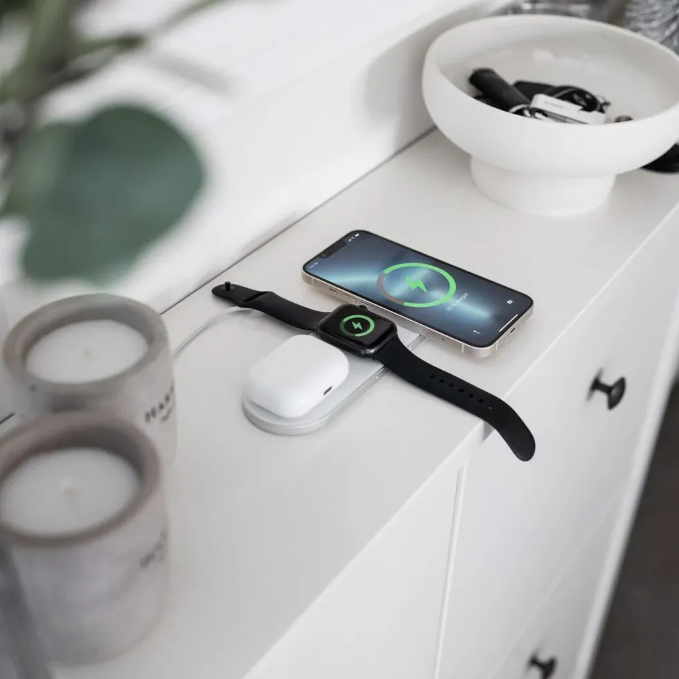 Vonmählen Aura Home 3-i-1 trådlös laddstation med MagSafe